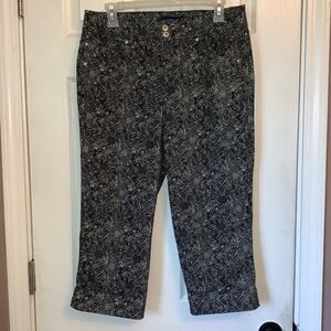 Bandolinoblu black and white floral pattern  cotton blend capris size 8
